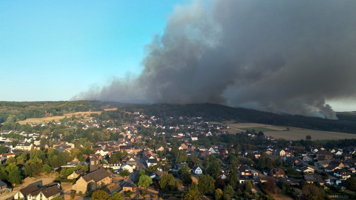 Dichter Rauch eines Waldbrands im Hürtgenwald zieht über den Ortsteil Gey.