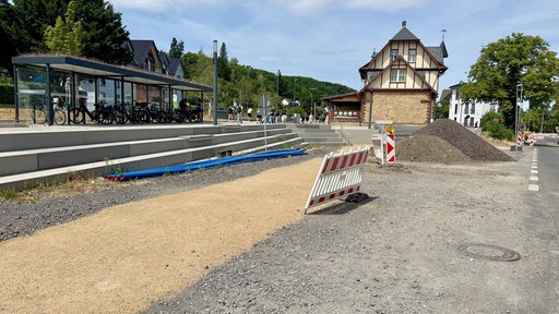 Baumaterial türmt sich vor dem Bahnhof.