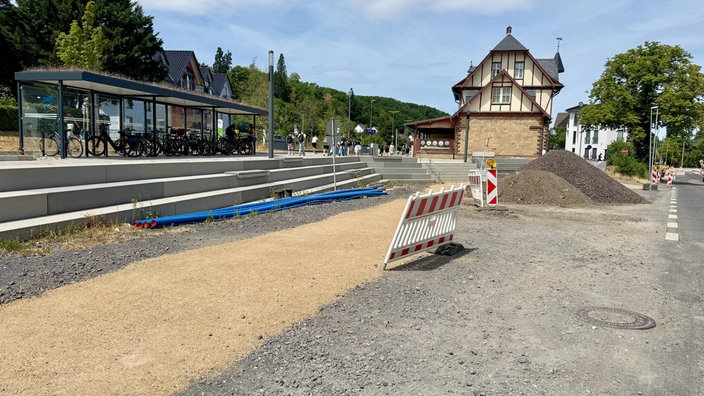 Baumaterial türmt sich vor dem Bahnhof.
