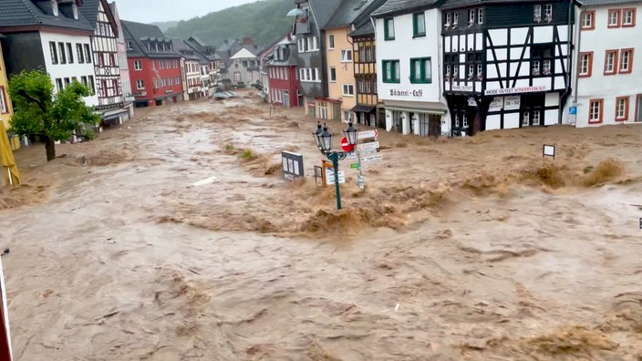 Braune Wassermassen fließen durch die Innenstadt.