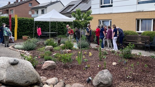 Senioren mit Demenz erleben einen Garten in Euskirchen.