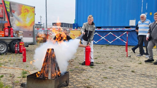 Umgang mit Feuerlöscher