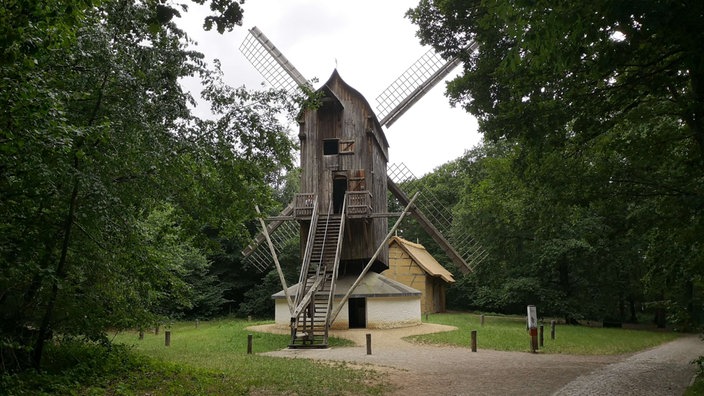 Bockwindmühle aus Spiel ist das erste im Freilichtmuseum wiedererrichtete Baudenkmal.