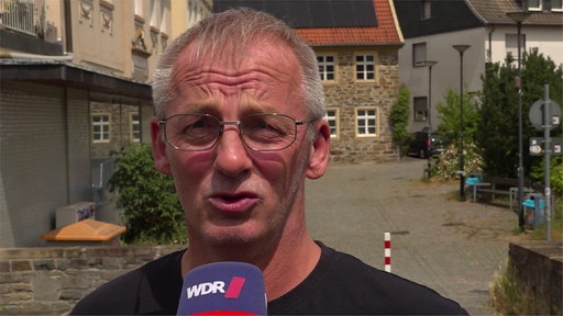 Mann mit Brille im Interview