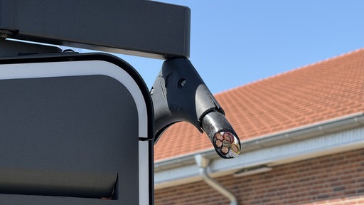Eine Ladesäule für Elektroautos mit einem abgetrennten Kupferkabel
