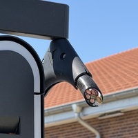Eine Ladesäule für Elektroautos mit einem abgetrennten Kupferkabel