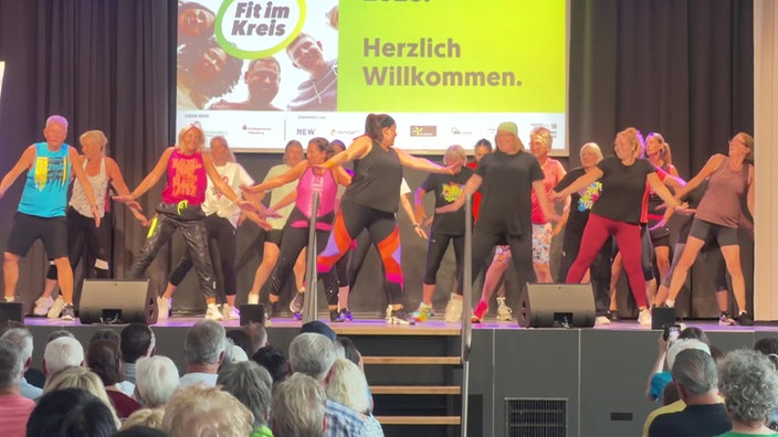 Frauen tanzen auf einer Bühne