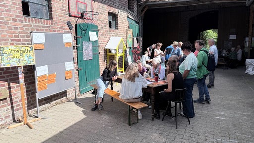 Menschen diskutieren in einem Workshop über die Zukunft des Braunkohlereviers