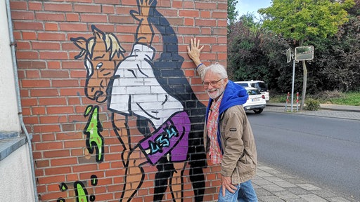 Kunsthistoriker Rainer Schnettler organisiert Radtouren zu Werken des Street-Art-Künstlers „434“.