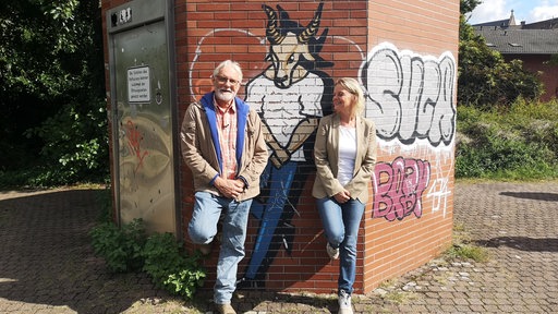 Der Kunsthistoriker Rainer Schnettler und die städtische Kulturmanagerin Alexandra Singer finden die Graffitis von „434“ sehenswert.