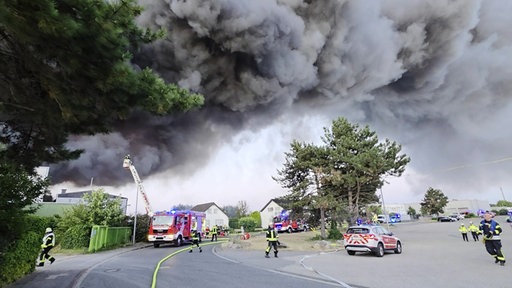 Feuerwehr löscht Großbrand