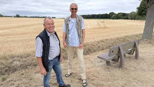 Arend Dechow und Karl Mones vor einer Freifläche.