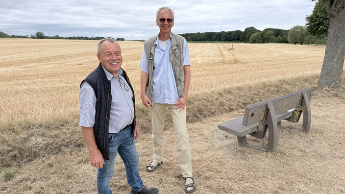 Arend Dechow und Karl Mones vor einer Freifläche.