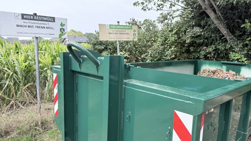 Ein Müllcontainer am Friedhof in Würm