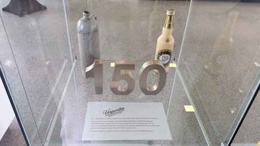 In einer Vitrine steht eine der ersten Liköre von Verpoorten sowie zum Vergleich eine neue Flasche.