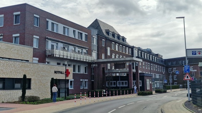 Ansicht des Eingangs des städtischen Krankenhauses Heinsberg von der Straße aus. 