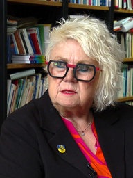 Psychotherapeutin Christina Hennen vor einem Bücherregal in ihrer Praxis in Geilenkirchen.