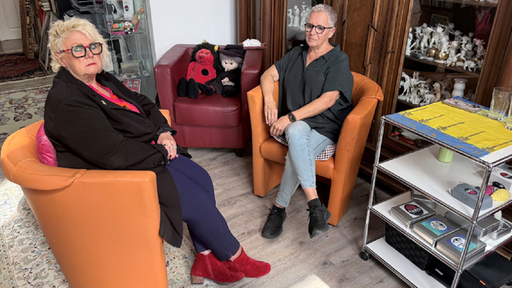 Zwei Psychotherapeutinnen sitzen auf Sesseln in einer Praxis