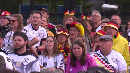 Fans beim Public Viewing in Hückeloven am 14.06.2026