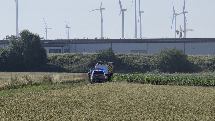 Mehrere Einsatzfahrzeuge in einem Feld