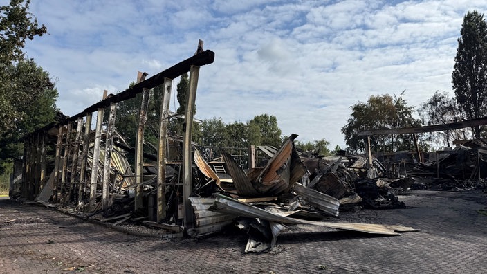 Die Reste einer abgebrannten Lagerhalle