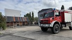 Ein Feuerwehrauto in einer Einfahrt