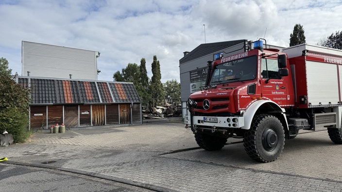 Ein Feuerwehrauto in einer Einfahrt