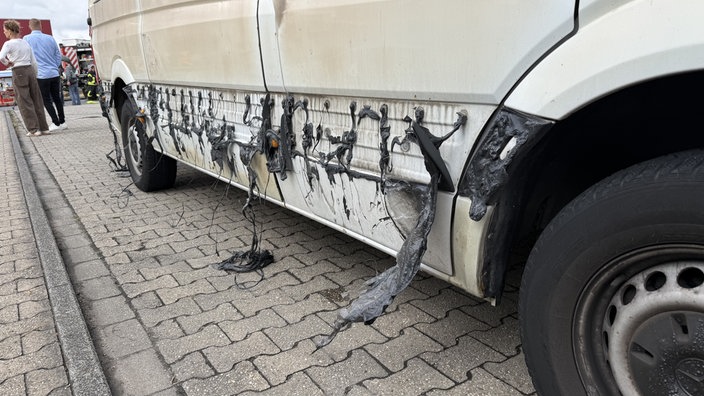Der Plastikstreifen an einem Sprinter in der Nähe ist komplett geschmolzen