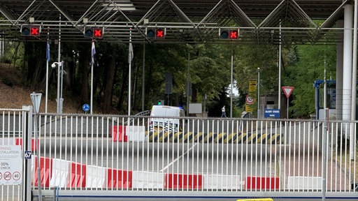 Ein Polizeifahrzeug an der Sicherheitskontrolle des NATO Hauptquartiers in Brunssum