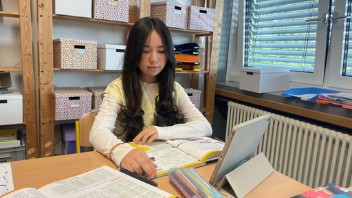 Schülerin Mahinur aus Usbekistan im Klassenraum
