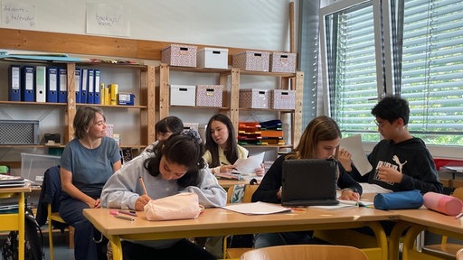 Klassenraum mit Schülerinnen und Schülern aus aller Welt