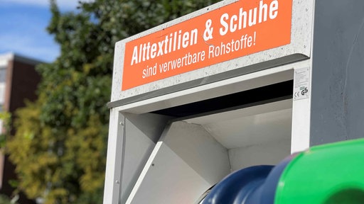 Altkleidercontainer mit der Aufschrift Alttextilien & Schuhe  