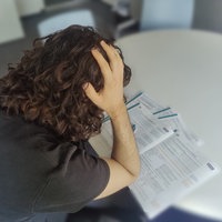 Das Bild zeigt einen Studenten, der an einem Bafög Antrag verzweifelt.
