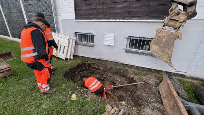 Wasserwerk-Mitarbeiter reparieren die Wasserleitung an der Grundschule
