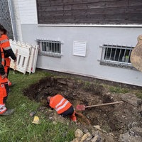Wasserwerk-Mitarbeiter reparieren die Wasserleitung an der Grundschule