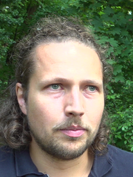 Henning Nießen im Vordergrund. Im Hintergrund ein Wald.