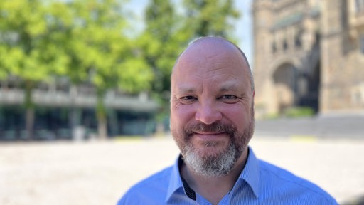 Oberbürgermeister Michael Ziemnos am archimedischen Sandkasten zwischen Aachener Dom und Rathaus
