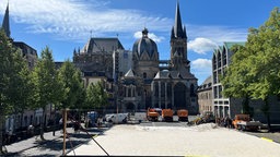 Riesiger Sandkasten zwischen Aachener Dom und Rathaus