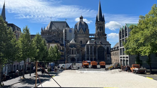 Riesiger Sandkasten zwischen Aachener Dom und Rathaus