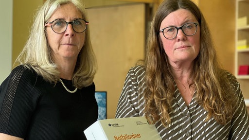 Zwei Frauen präsentieren den Notfallordner