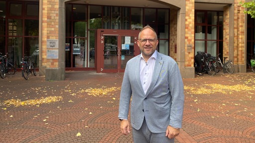 Roger Nießen steht vorm Würselener Rathaus.