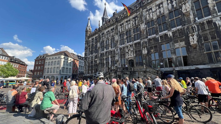 Rund 100 Radfahrer protestieren vor dem Aachener Rathaus