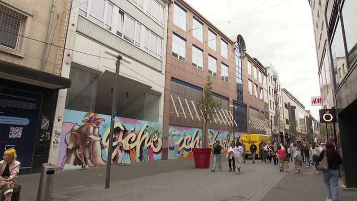 Eine mit Street Art bemalte Straßenfront