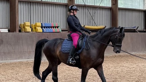 Annika Brunkhorst beim Dressurreiten mit ihrem Pferd