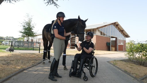 Reiterin Annika Brunkhorst und Equipechefin Nachwuchs Para-Dressur Simone Krychowski