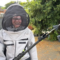Frau mit Lanze in einem Schutzanzug 