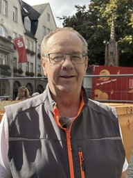 Der Stadtarchäologe Andreas Schaub bei Grabungsarbeiten am Münsterplatz in Aachen.