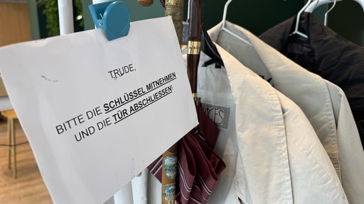 Ein Schild mit der Aufschrift: "TRUDE, BITTE DIE SCHLÜSSEL MITNEHMEN UND DIE TÜR ABSCHLIESSEN!"