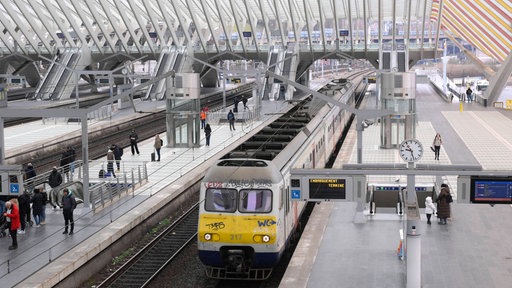 Ein Zug hält im Lütticher Bahnhof