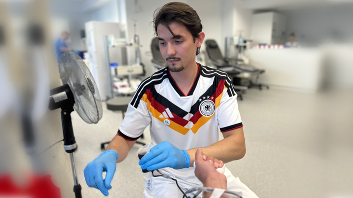 Bei WDR-Reporter Marc Hartenstein nimmt Sherstov das Blut ab